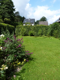 Helle Dachgeschosswohnung mit großem Gartenteil in direkter Nähe zum Naturschutzgebiet